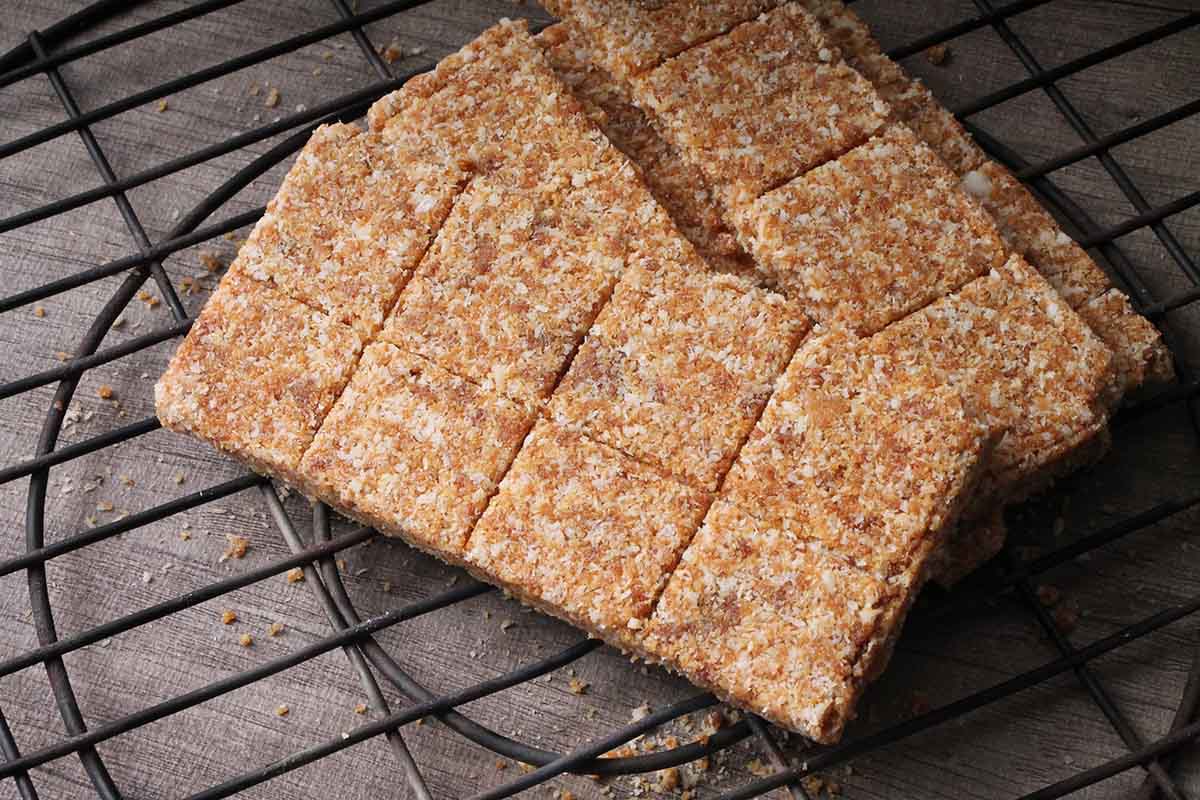 Jagerry Crispy Coconut Chikki 200 Gm