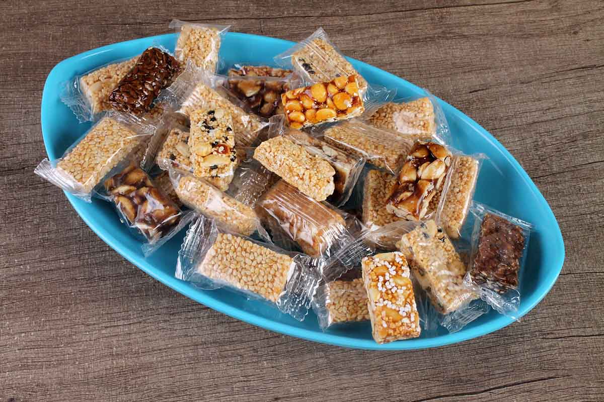 MIX CHOCOLATE CHIKKI CUBE 200 GM